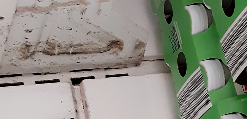 V chladiacej vitríne s uskladneným mliekom znečistené zadné steny a regály s výskytom plesne.