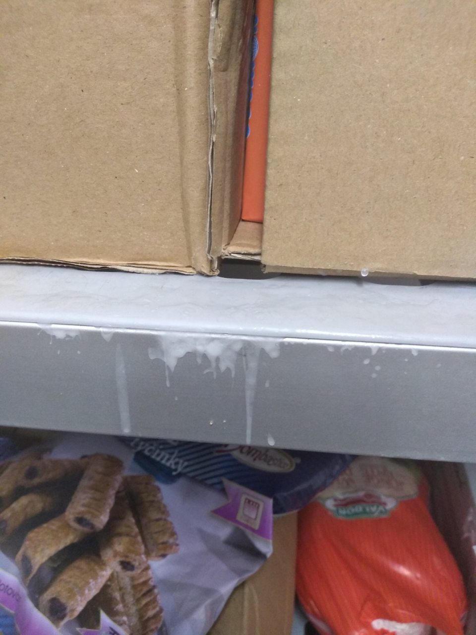 V mraziacom boxe v skladových priestoroch stekajúci kondenzát z mraziacej jednotky na regály a kartóny.