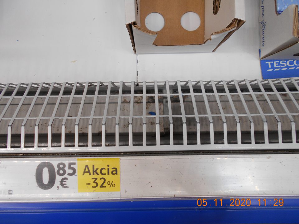  Znečistená chladiarenská vitrína v priestore pod kovovou mriežkou na viacerých miestach a v hornej kovovej časti s mliečnymi výrobkami.