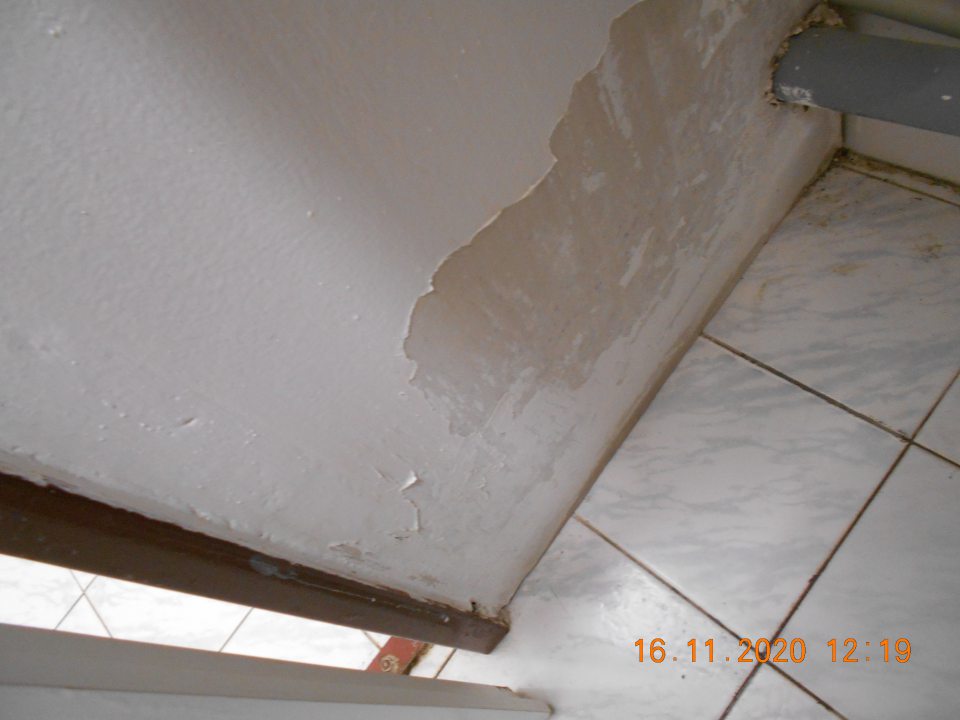 V predsieni sociálneho zariadenia zistená poškodená a olupujúca sa stena pod umývadlom.