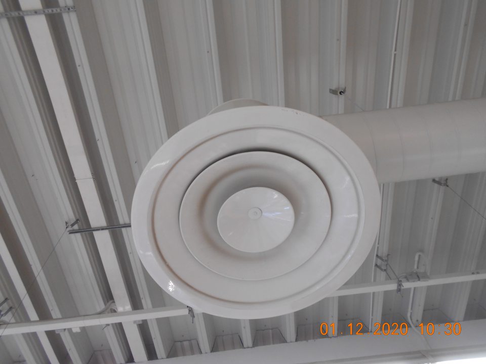 Znečistené stropné odsávacie zariadenie nad regálom s nebalenými pekárskymi výrobkami.