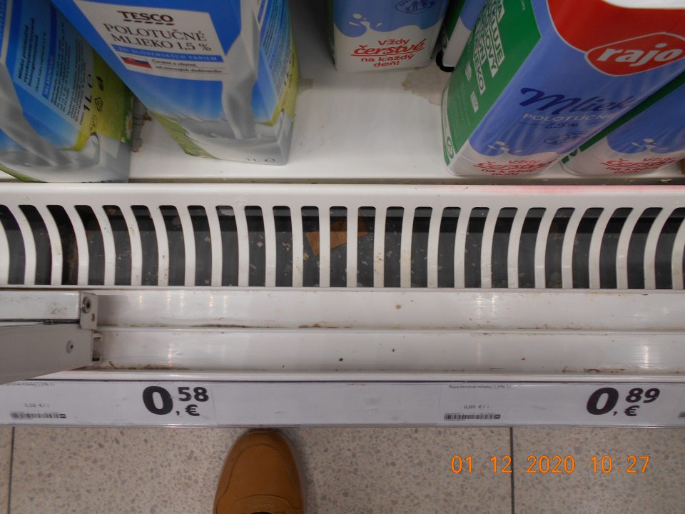  znečistený priestor pod mriežkou v chladiarenskej vitríne s mliečnymi a lahôdkarskými výrobkami