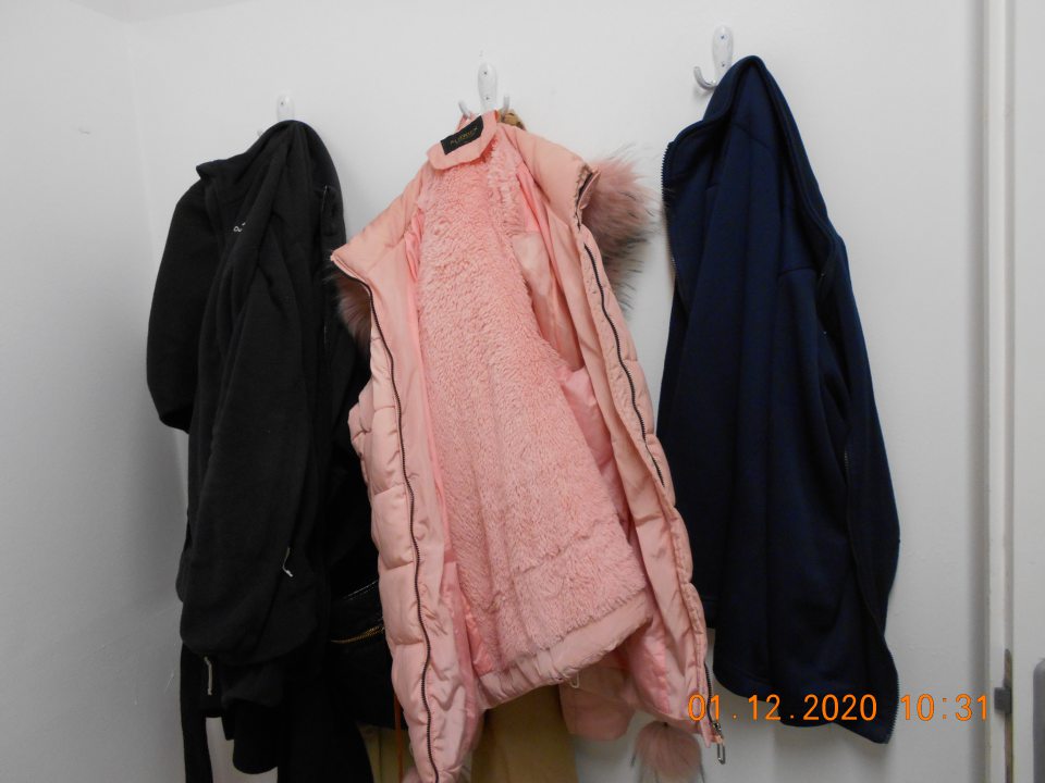 Osobné veci zamestnancov v šatni ženy uložené mimo skriniek