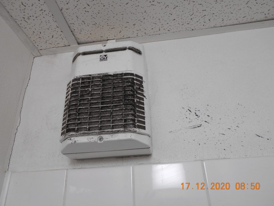 znečistené odsávacie zariadenie a stena v sociálnom zariadení v šatni žien.