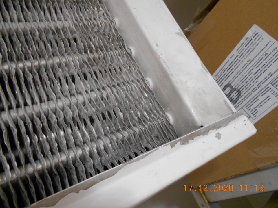 znečistená klimatizačná jednotka v mraziarenskom boxe v sklade