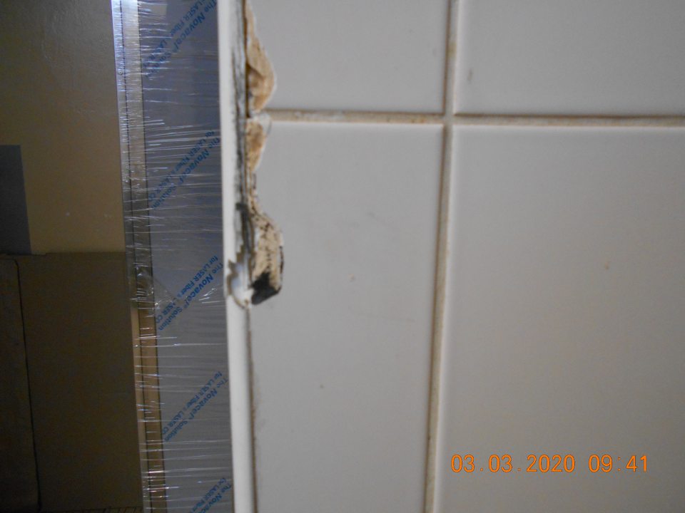 Poškodený obklad steny v prípravovni lahôdok.