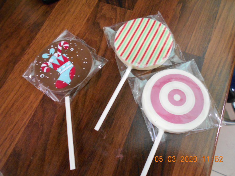 Dva druhy potravín, v zložení ktorých nie sú uvedené všetky zložky - farbivá, viditeľné voľným okom.