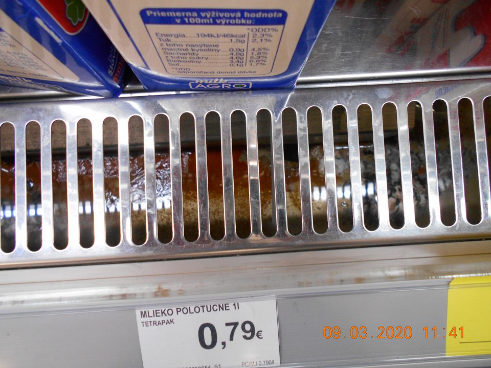 Znečistený a skorodovaný priestor pod mriežkou v chladiarenskej vitríne