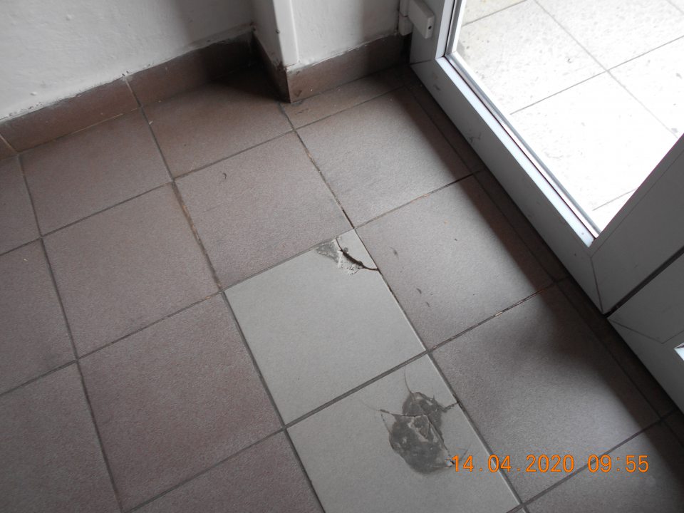 Poškodená podlaha v sklade