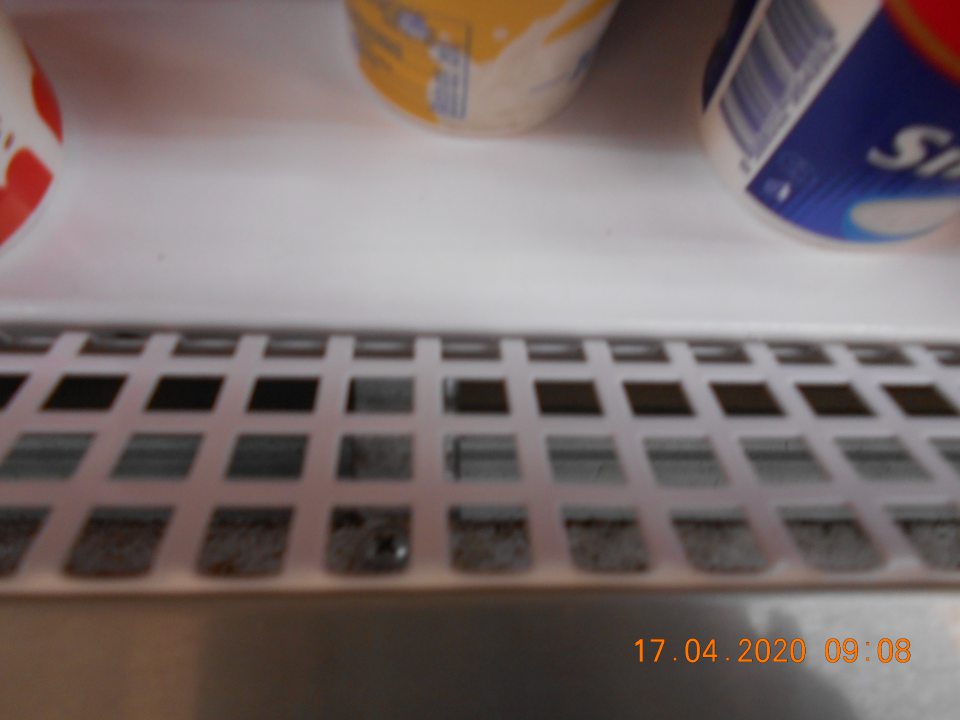 Znečistené chladiarenské zariadenie pod mriežkou