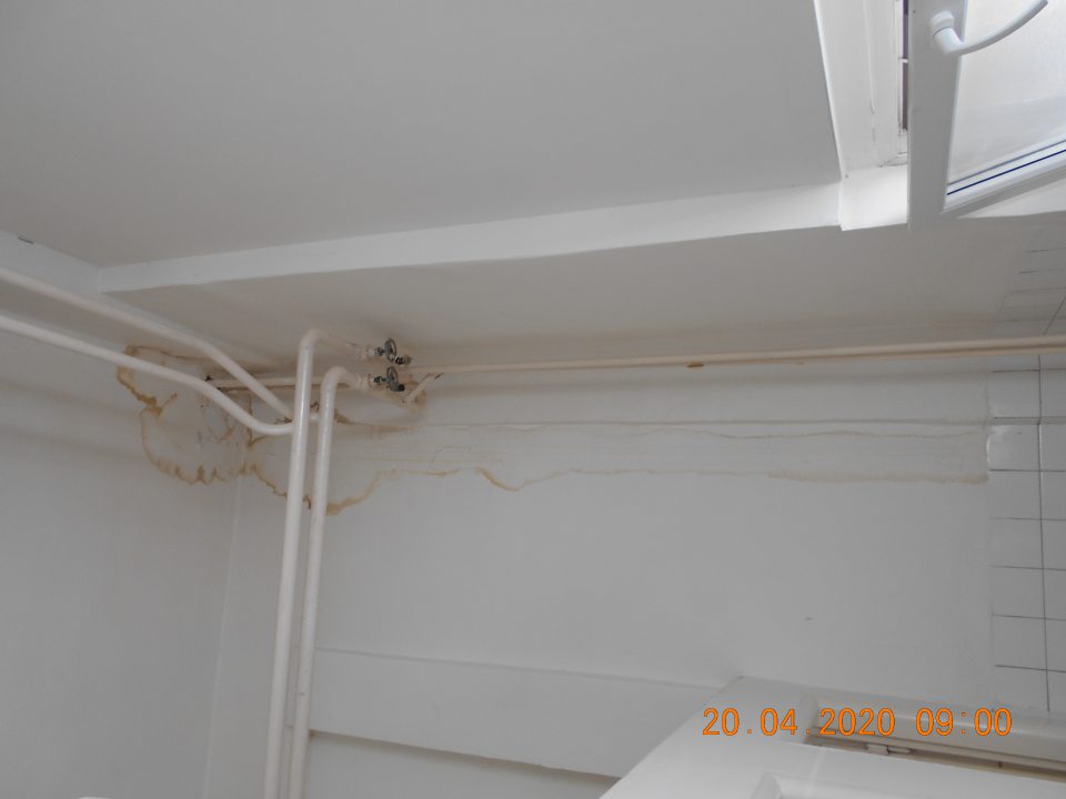 Popraskané steny a zatečená stena v sociálnom zariadení vo výrobnej časti prevádzky. 