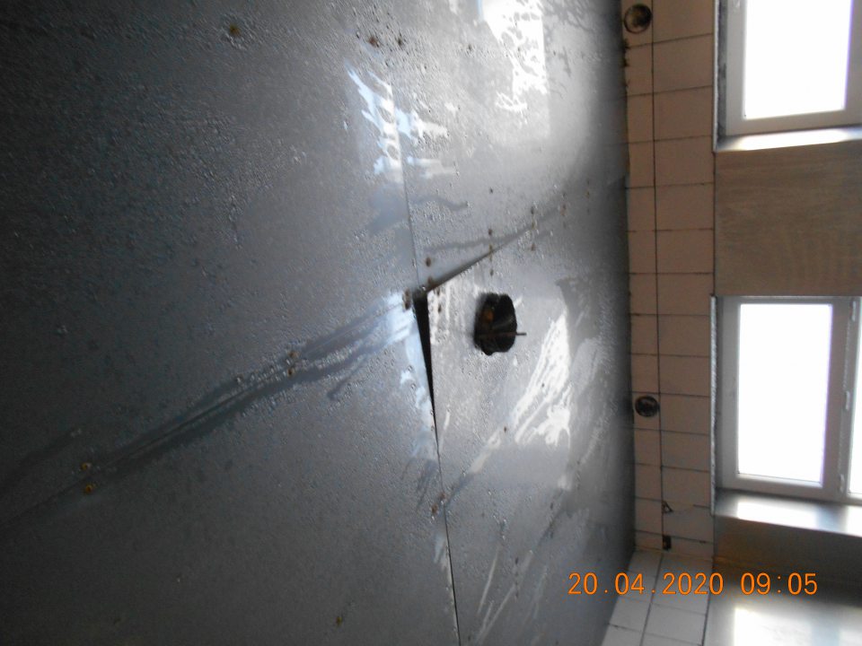  Uvoľnená stropná nerezová kazeta stropu kysiarne.