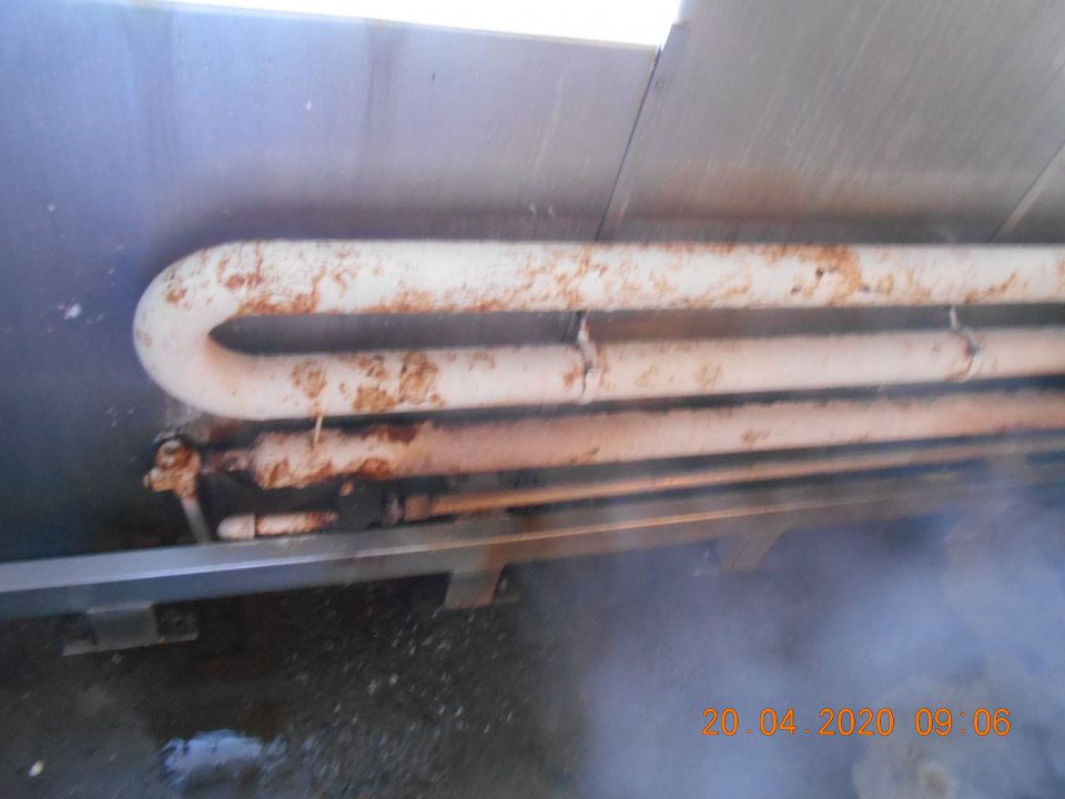 Poškodený, zhrdzavelý náter radiátorov v kysiarni. 