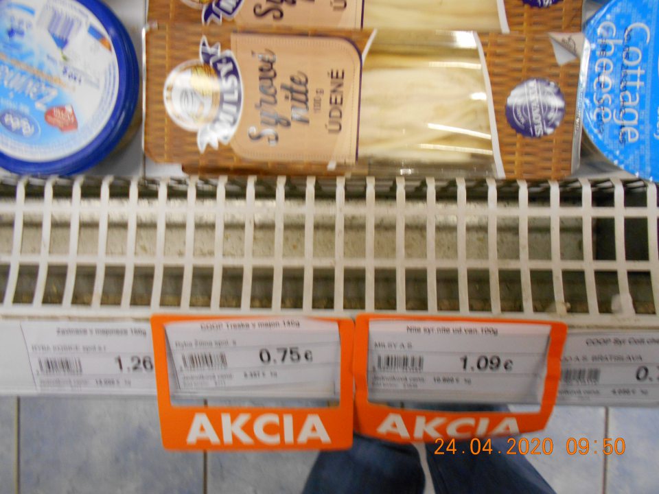 Znečistené chladiarenské zariadenia pod mriežkou.