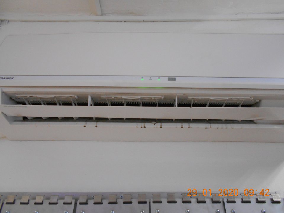 Znečistená klimatizačná jednotka v predajných priestoroch