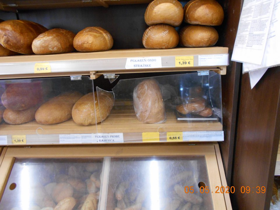 Poškodený plastový kryt na zakratovanom pečive.