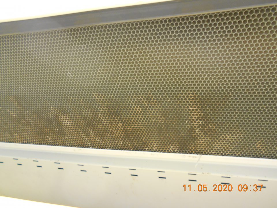 Znečistené mriežky chladiaceho zariadenia v hornej časti s uchovávanými mliečnymi výrobkami