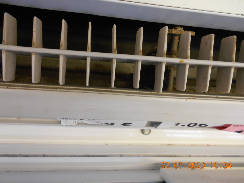 ) Znečistený priestor pod mriežkou chladiarenského zariadenia s uchovávanými mliečnymi výrobkami- prach, vytečený obsah výrobkov