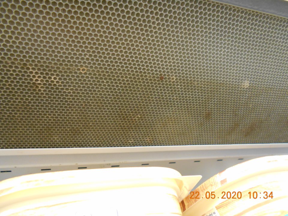 Znečistené mriežky v hornej časti vitríny s uchovávanými mliečnymi výrobkami na ťažko dostupných miestach, a to prachom a inými nečistotami.