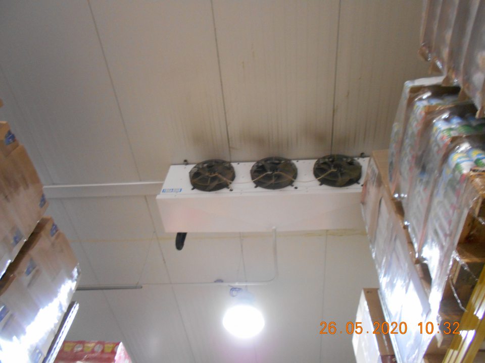  Znečistené klimatizačné jednotky v sklade so skladovanými mliečnymi výrobkami	