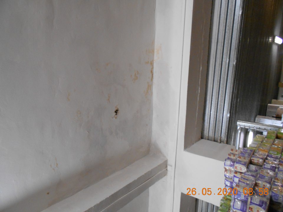  Zatečený a znečistený strop v hlavnej časti skladu so suchými potravinami