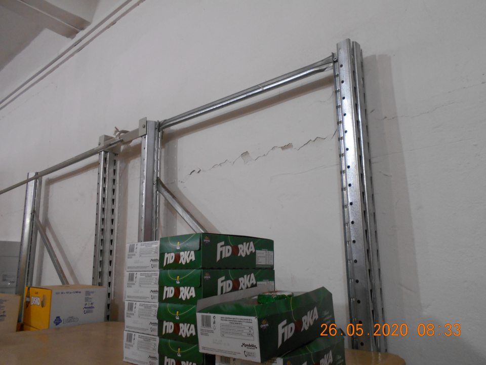 Poškodená, popraskaná, olupujúca sa stena v hlavnej časti skladu so suchými potravinami.