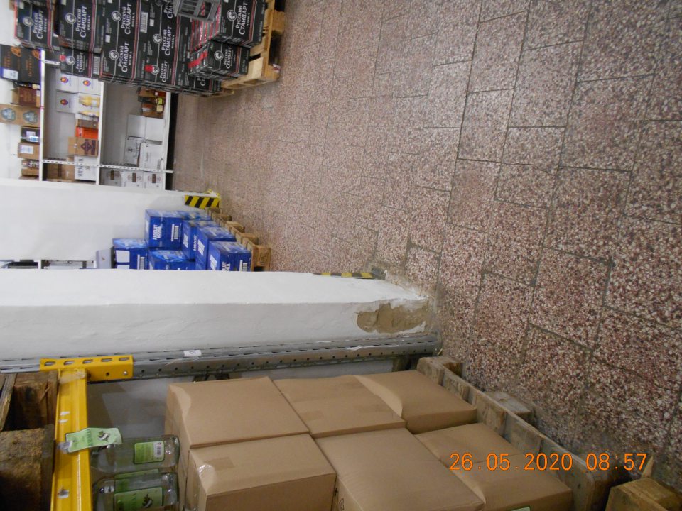  Poškodený, obitý roh stĺpu v hlavnej časti skladu so suchými potravinami.