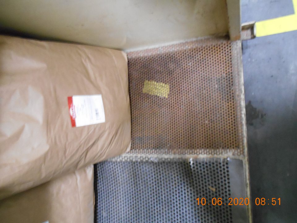  V zázemí prevádzkarne, v boxe, určenom na uchovávanie pečiva zistené skorodované zaťahovacie dvere, ako aj jeden rošt na ukladanie prepraviek s pečivom, pod ktorým bol zistený výskyt nečistôt.