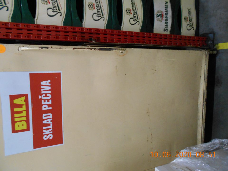  V zázemí prevádzkarne, v boxe, určenom na uchovávanie pečiva zistené skorodované zaťahovacie dvere, ako aj jeden rošt na ukladanie prepraviek s pečivom, pod ktorým bol zistený výskyt nečistôt. 