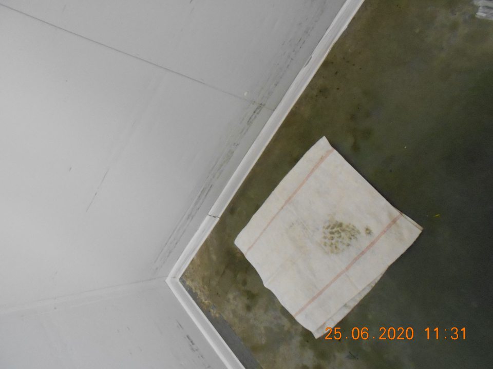 Zistená odkvapkávajúca voda y klimatizačnej jednotky v chladiarenskom boxe s ulôoženými mliečnymi výrobkami v sklade prevádzky.