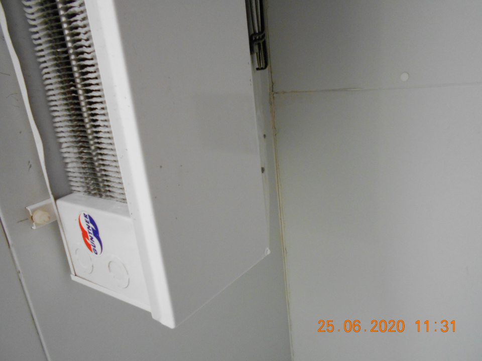 Zistený výskyt námrazy v mraziarenskom zariadení s uchovávanými mrazenými rybami a mrazenou zeleninou. 