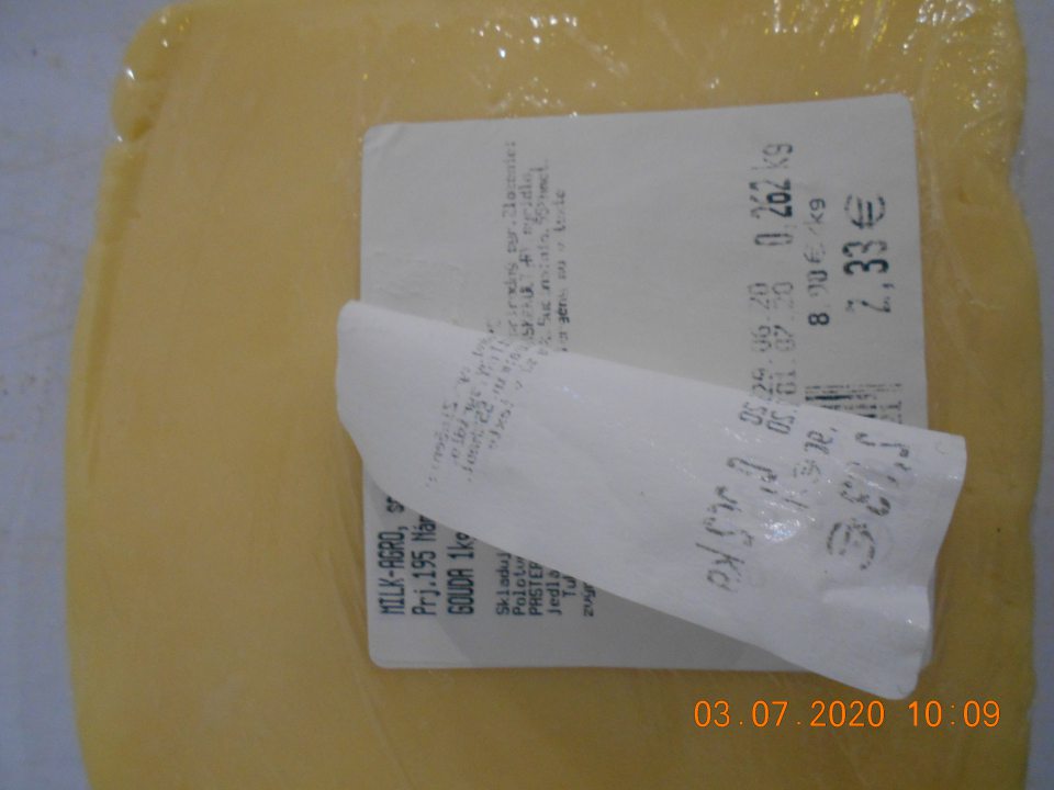 Zistené uvádzanie do obehu štyroch druhov potravinárskych výrobkov- syrov, predávaných spotrebiteľovi po ich rozbalení z pôvodného obalu a znovuzabalení predajcom, pričom následne tento prelepil svoje pôvodné etikety a predĺžil tak údaj o dátume ich spotreby, čím uviedol spotrebiteľa do omylu a zároveň ponúkal na predaj tento tovar po ukončení tohto dátumu (predtým na etikete skráteného oproti dátumu, uvedeného od výrobcu).