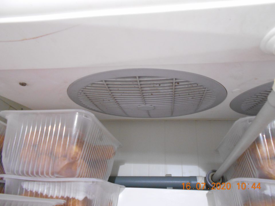 Znečistené zariadenie, slúžiace na ohrev vzduchu- MONZUN, na predajnej ploche.