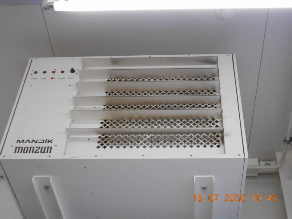  Znečťistená klimatizačná jednotka v chladiarenskom boxe s uchovábvanými mäsovými výrobkami v sklade potravín.