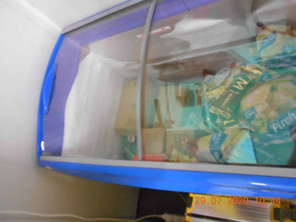 Zistený výskyt mohutnej vrstvy námrazy v mraziarenskom zariadení zariadeniach s uchovávanými mrazenými krémami a mrazenou zeleninou v skladovacích priestoroch prevádzky.