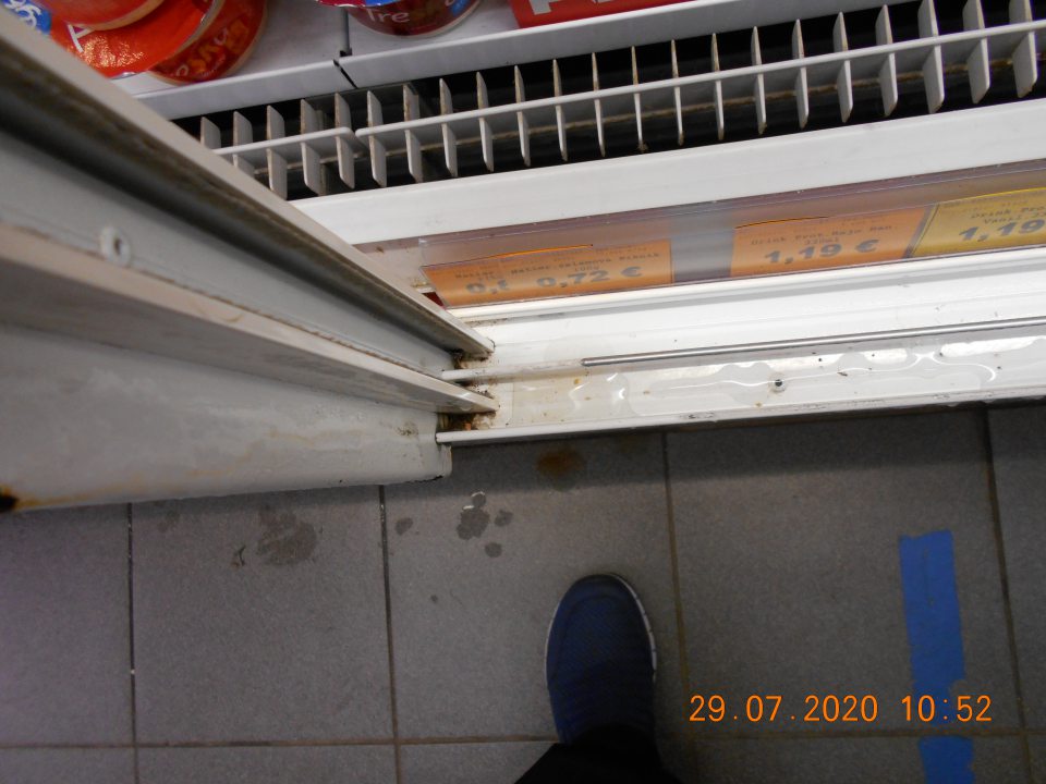  Znečistené tesnenie dverí chladiarenského zariadenia s uchovávanými mliečnymi výrobkami. 