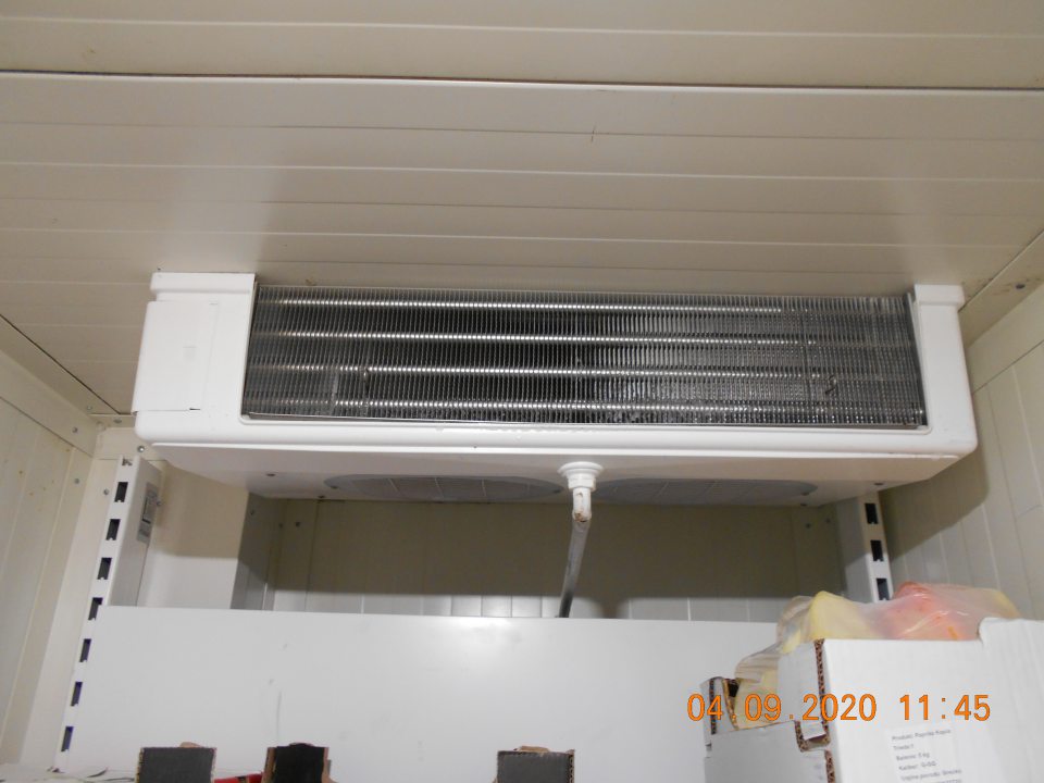 Zistený výskyt kondenzu na klimatizačnej jednotke v zabudovanom chladiarenskom boxe s uchovávanou čerstvou zeleninou a ovocím v zázemí predajne.