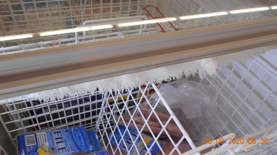  Zistený výskyt hrubej vrstvy námrazy v piatich mraziarenských zariadeniach s uchovávanými mrazenými rybami, mrazenou zeleninou a mrazenými krémami na predajnej ploche