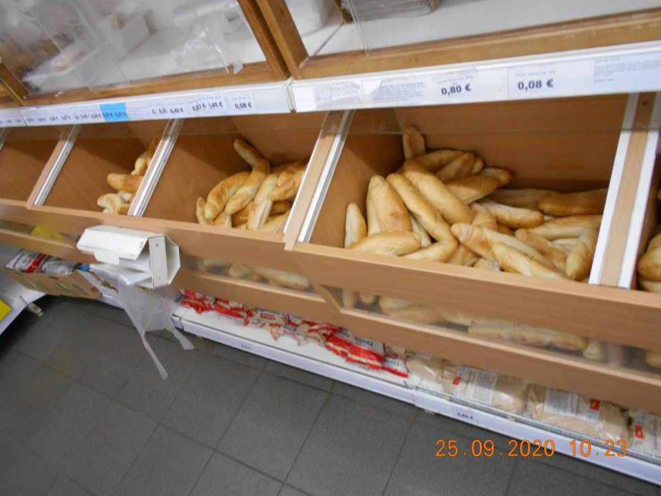 	Nevyhovujúca hygiena predaja nebaleného pečiva- rožky, v čase kontroly boli vystavované a ponúkané na predaj v regáloch s chýbajúcimi posuvnými krytmi.