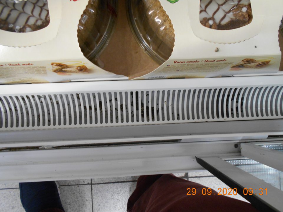 Olupujúci sa náter dna chladiarenského zariadenia s uloženými cukrárskymi výrobkami