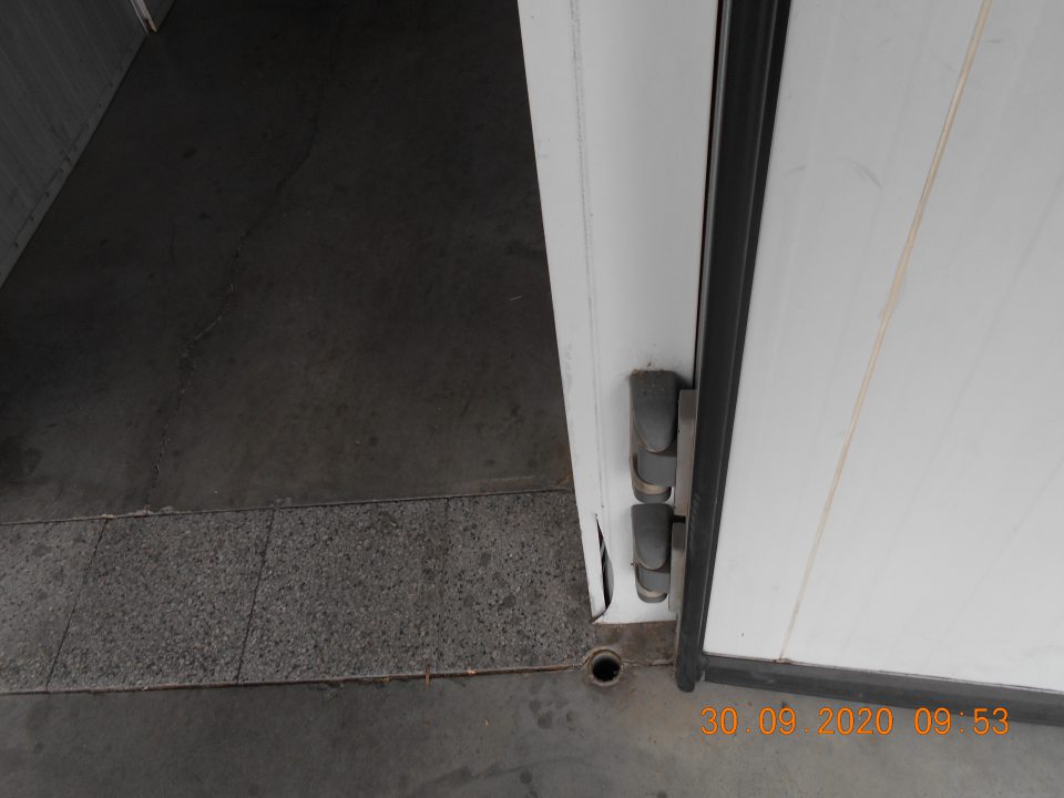  Poškodené rohy zárubne pri vchode do skladu mliečnych výrobkov