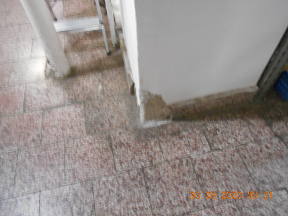 V sklade potravín obitý roh stĺpu, v uličke oproti kancelárii,