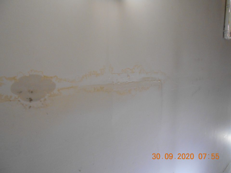 Zatečený strop v uličke č. 119 - kávy Dolce Gusto