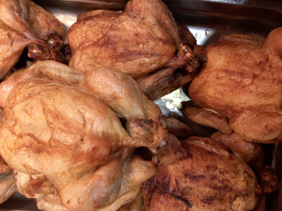 Predaj grilovaných kurčiat z predošlého dňa ako čerstvých, pomiešané s čerstvo pripravenými.