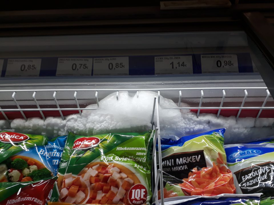 Vnútorný priestor mraziacich boxov s výskytom hrubej vrstvy námrazy.