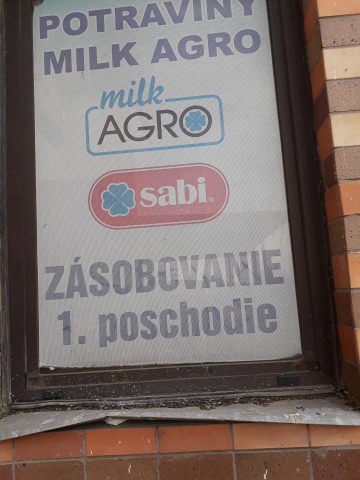 Pretrvávajúce nedostatky v prevádzkovej hygiene, v blízkosti príjmovej rampy nahromadený trus holubov v hrubých nánosoch.