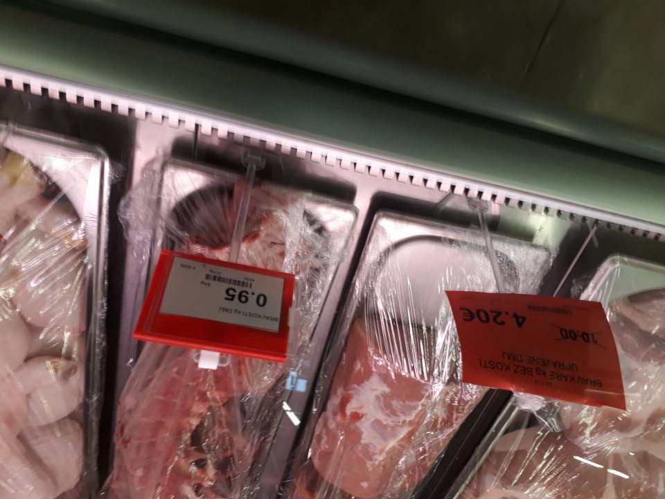 Bravčové, hov. a hydinové mäso a mäsové nebalené výrobky neoznačené v blízkosti predajného  miesta údajmi o krajine pôvodu,dátume spotreby a alergénoch.