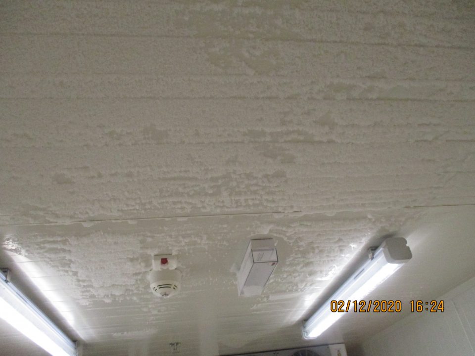 V mraziacom boxe na pekárske výrobky sa na strope vytvorila námraza. 