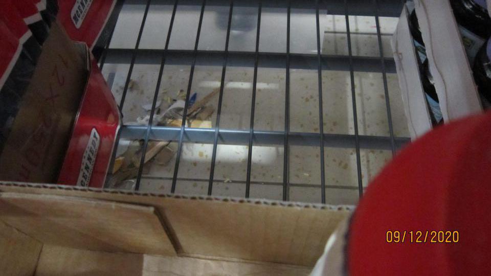 Nečistoty pod regálmi a paletami