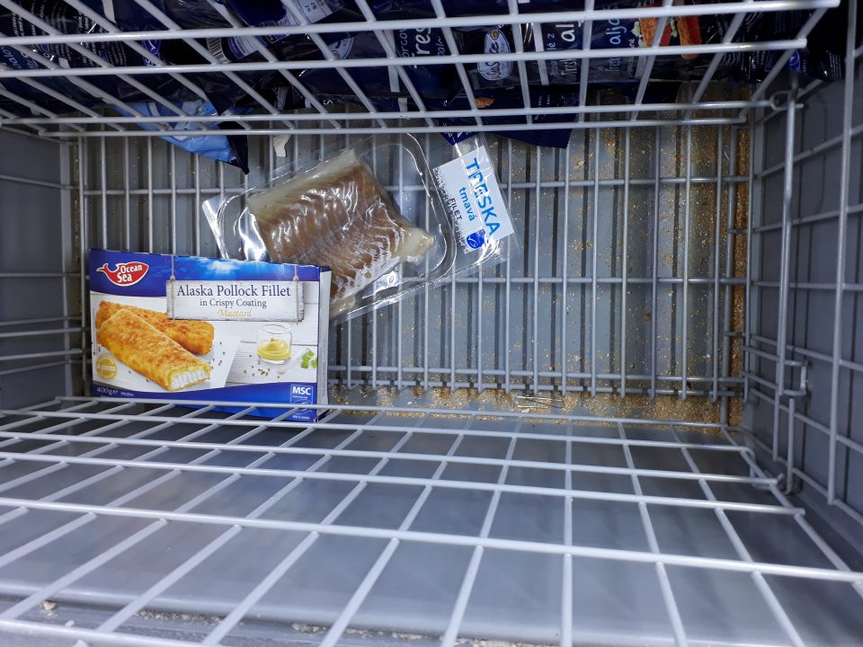 Mraziace zariadenia v predajni sú znečistené.